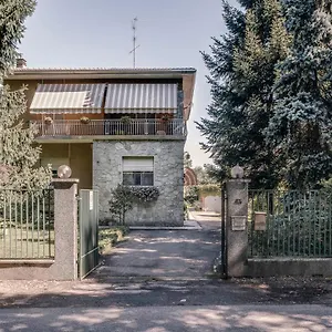 Sentirsi A Casa, Lontano Da Casa-feel At Away From Caronno Pertusella